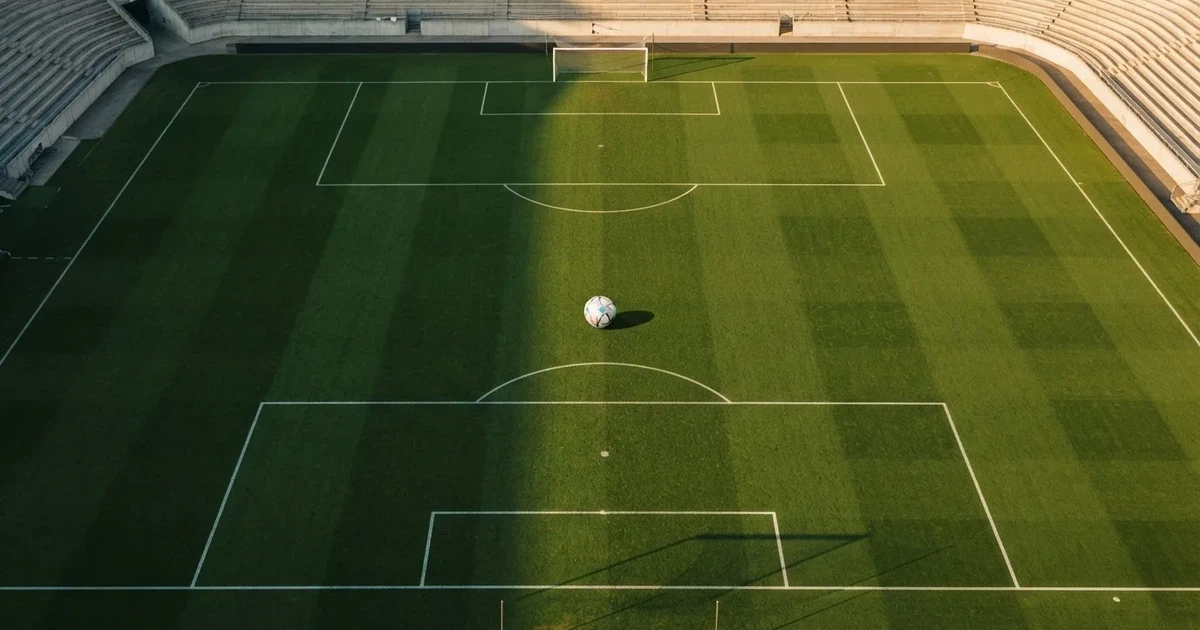 Ein Spielfeld aus der Vogelperspektive mit frisch gezogenen weißen Linien, ein einzelner Ball liegt im Strafraum, niemand ist zu sehen.